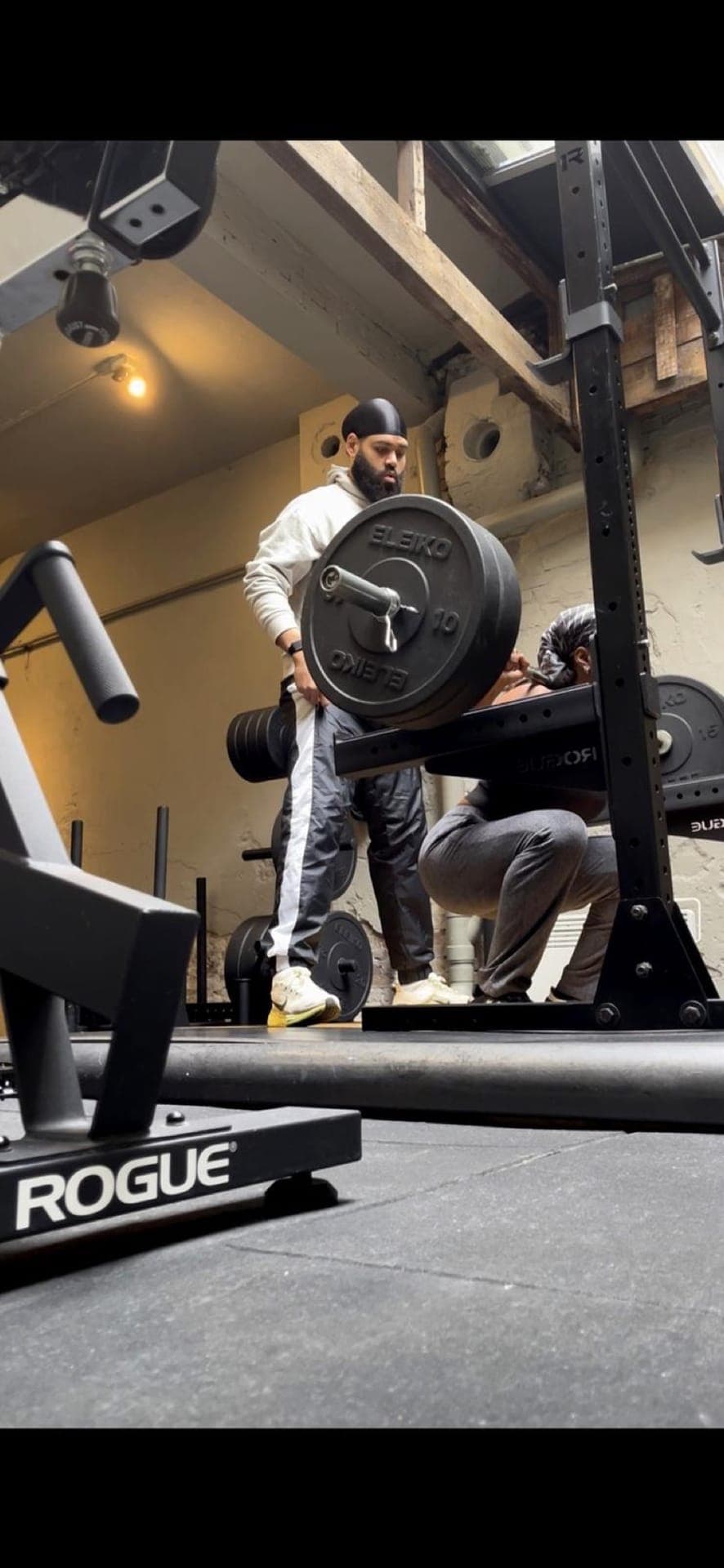 Personal training sessie met barbell in het Rogue rack bij SculptClub