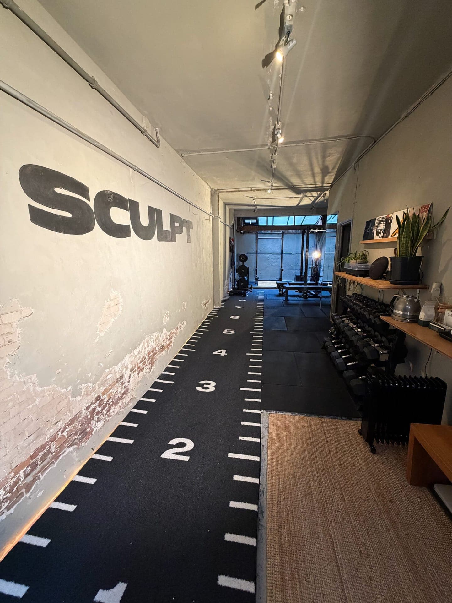 Calm private studio at SculptClub in the Jordaan — nervous system regulation without unnecessary stimuli