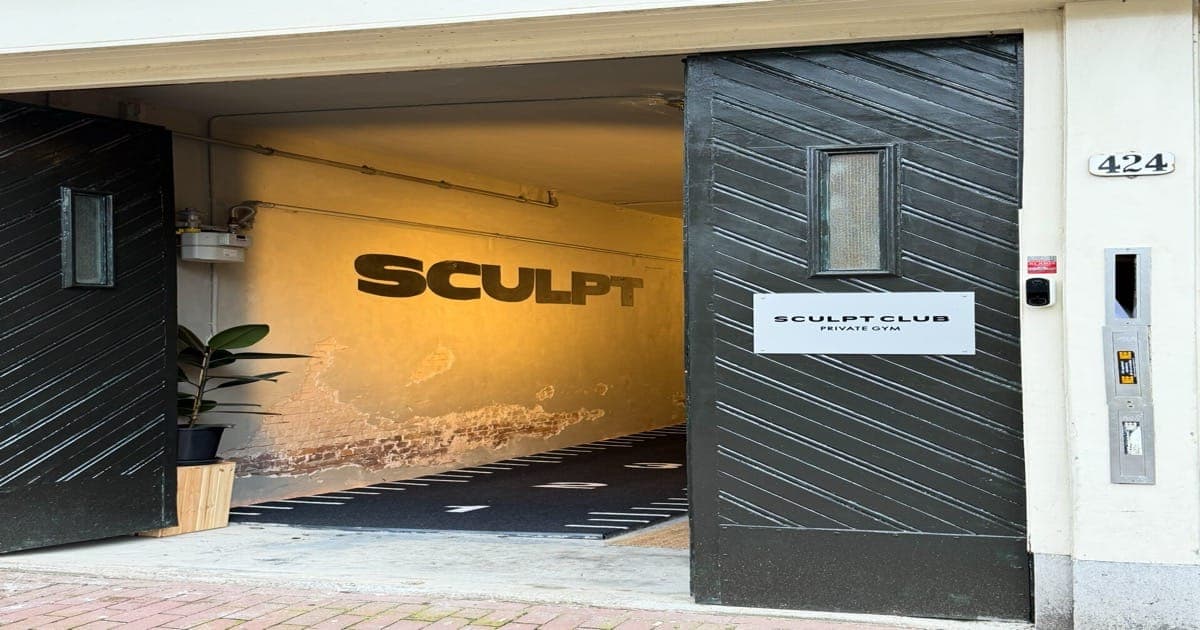 The entrance to SculptClub — Egelantiersgracht 424, Amsterdam Jordaan — exactly where you'll walk up for your first visit