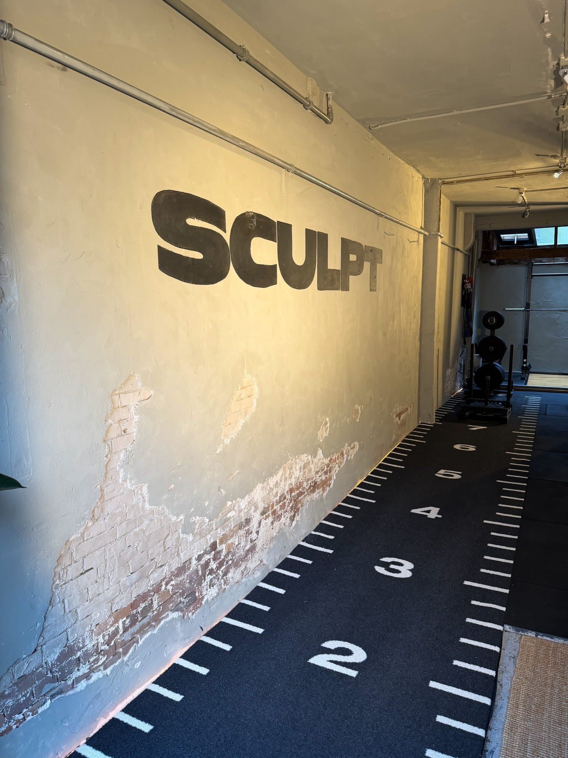 Dumbbells op de vloer van SculptClub studio