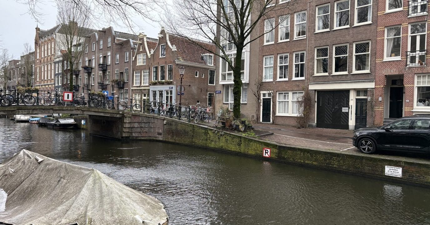 Egelantiersgracht in de Amsterdamse Jordaan — de gracht waar SculptClub aan ligt, op nummer 424