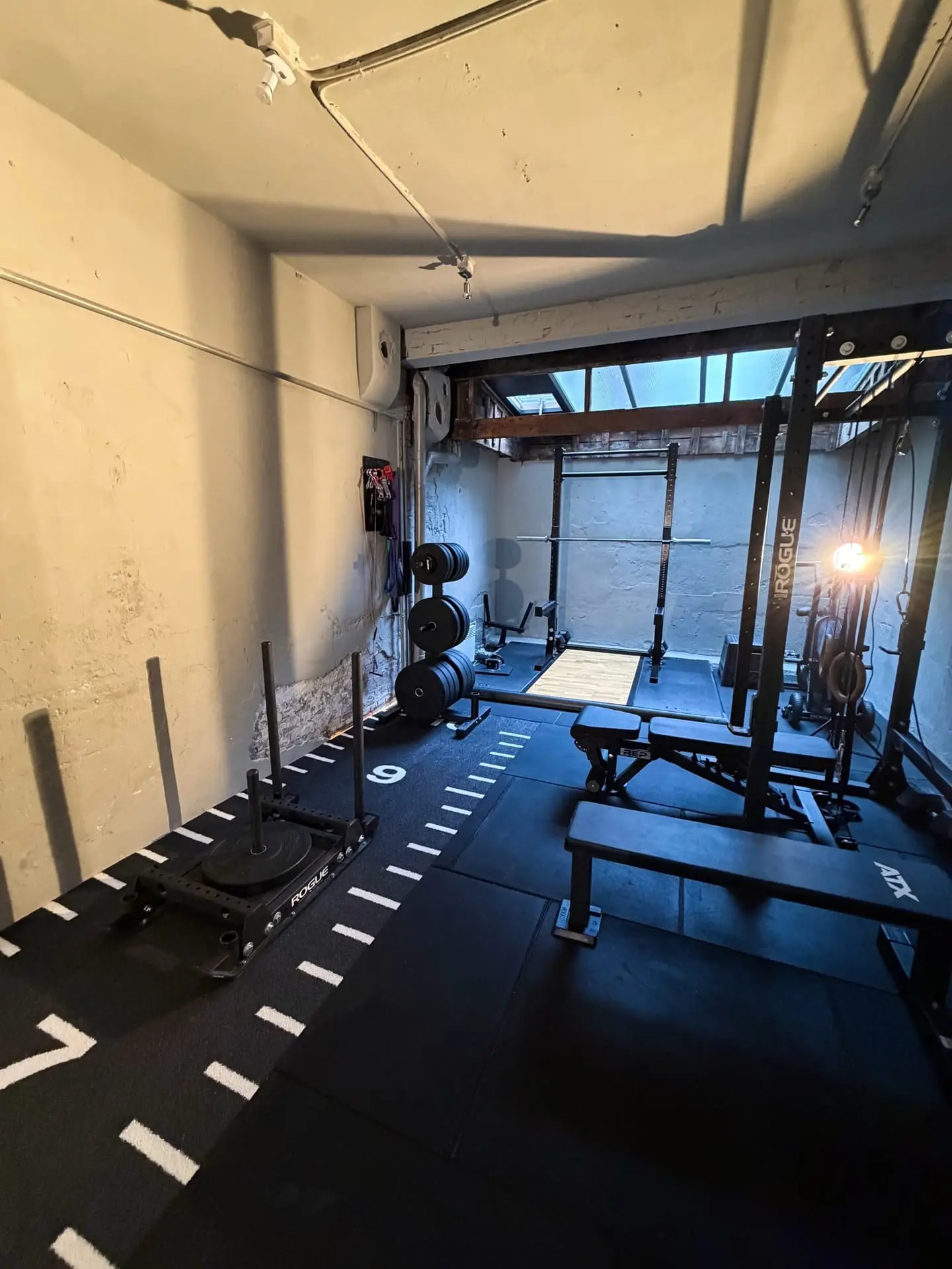 De studio: zwarte vloer, rack en daklicht