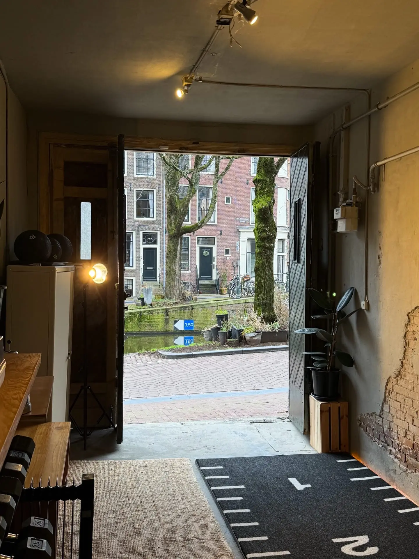 Openslaande deuren met uitzicht op de gracht