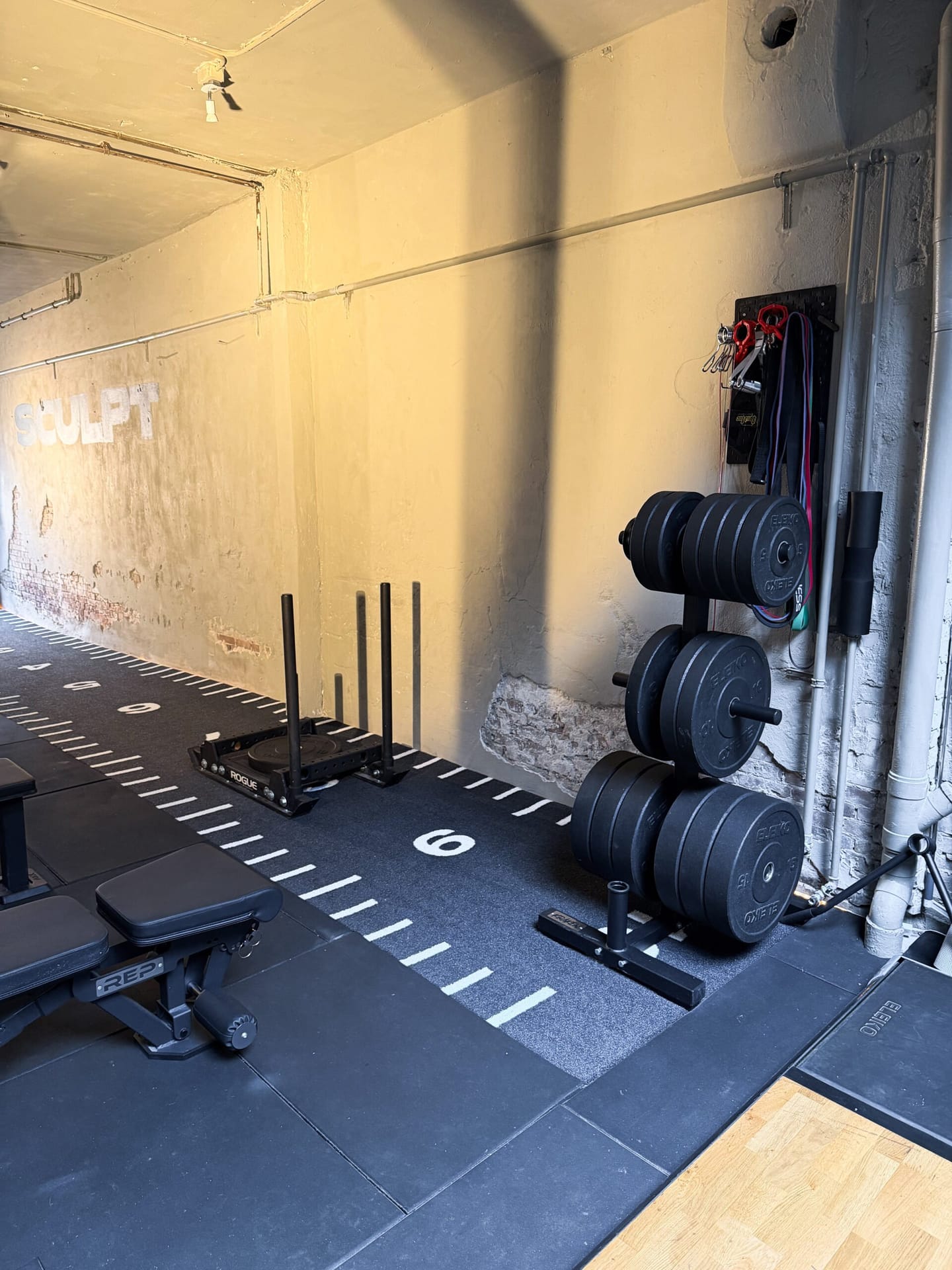 Rogue power rack met Olympic barbell bij SculptClub