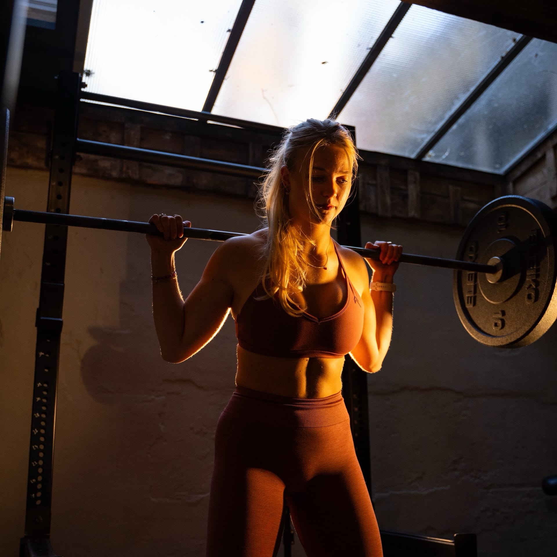 Barbell squat in het Rogue power rack bij SculptClub
